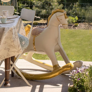 Großer stehender Folienballon Schaukelpferd, 118x104 cm, edles Design in creme und gold, perfekt für Baby Showers, Geburtstagsfeiern, und besondere Anlässe - zum Befüllen mit Luft, inklusive Strohhalm