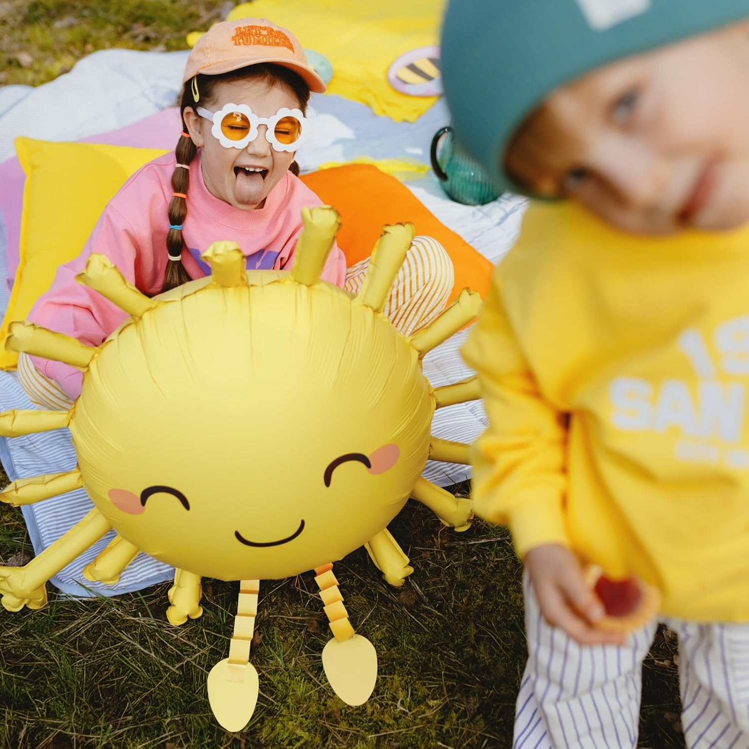 Laufender Folienballon Sonne mit Gesicht – Gelb – ca. 91 x 77 cm – Helium-Ballon mit Beinchen – süße Deko für Kindergeburtstag, Babyparty & Sommerparty