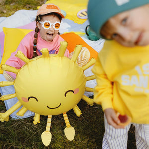 Laufender Folienballon Sonne mit Gesicht – Gelb – ca. 91 x 77 cm – Helium-Ballon mit Beinchen – süße Deko für Kindergeburtstag, Babyparty & Sommerparty