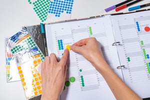 HERMA 1841 Punktaufkleber Klebepunkte gelb, 540 Stück, Ø 8 mm, 108 pro Bogen, selbstklebend, Markierungspunkte für Kalender Planer Basteln, matt, blanko Papier Farbpunkte Etiketten Aufkleber