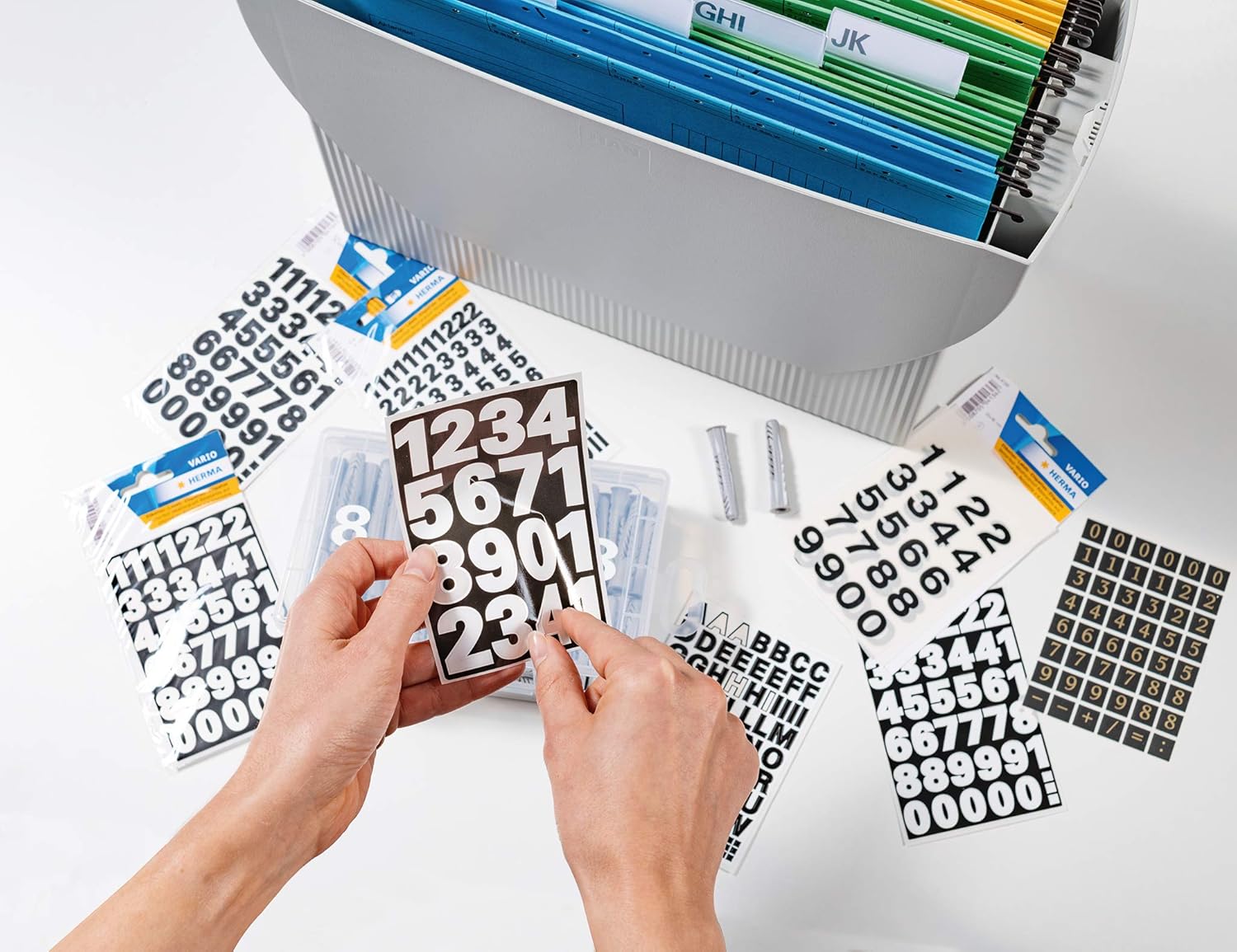 HERMA 4159 Zahlen Aufkleber schwarz 0-9, 71 Stück, Schriftgröße 10 mm, selbstklebend, wetterfest, klein, Nummer Ziffer Klebezahlen Sticker Hausnummern aus Folie zum Aufkleben, transparent